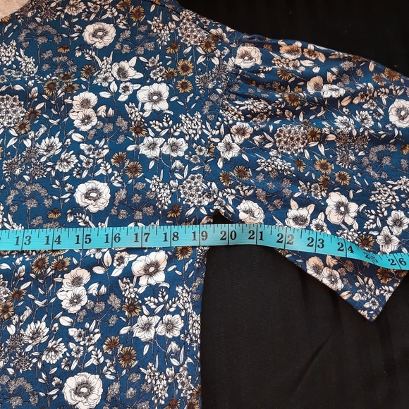 Uniqlo navy blue floral print t-shirt size xs - Picture 10 of 11